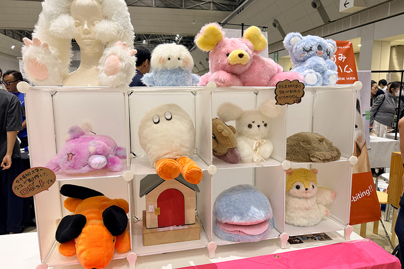 女子美術大学とユカイ工学とのコラボレーション。「近くに置いておきたいパートナーロボット」をテーマにした学生作品を展示