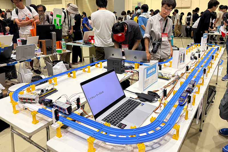 単線上で複数車両の自動運転を実現。実在のK成線をモデルに、ポイントと信号制御で衝突を回避しながら折り返し運転を行う仕組みを構築した