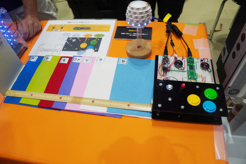 JISC-SSDによる「輪唱テルミン」も展示されていた。JISC-SSDのIn-Storage Computation技術によって楽器のテルミンを作ったものだ。データを一時的にSSDに記録することで、輪唱もできる。さらに、ミラーボールも光るようになっていた