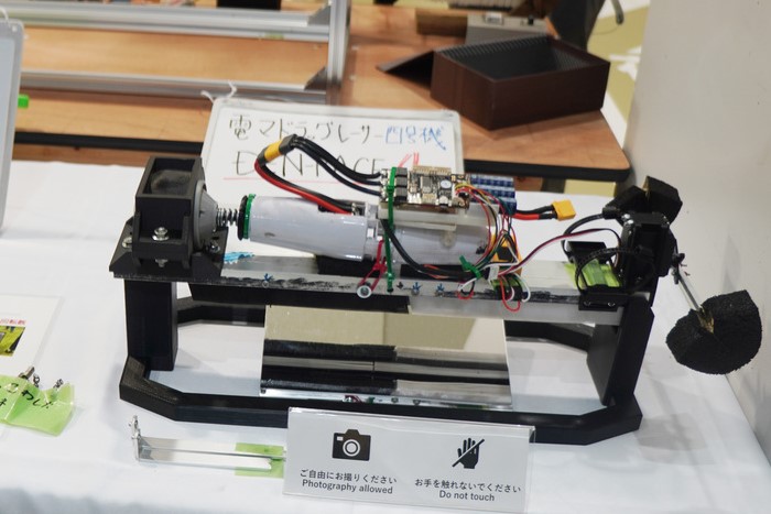 収録後に改良したバージョン。3Dプリンターで自作したブラシを使用