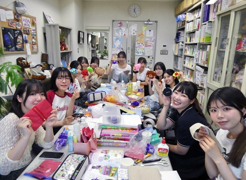 おもちゃの制作に取り組む各チーム