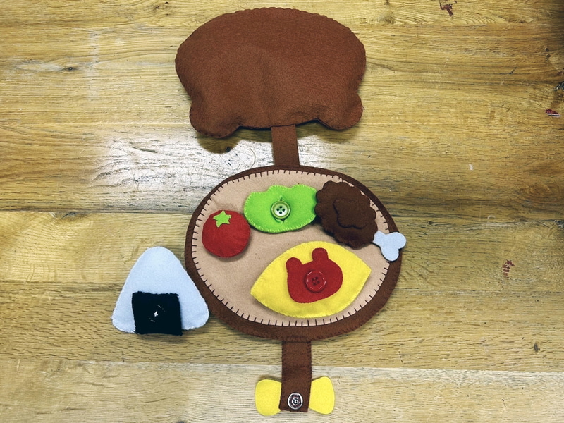 ボタンの付け外しで指先の力を養う「くまちゃんチーム」の作品
