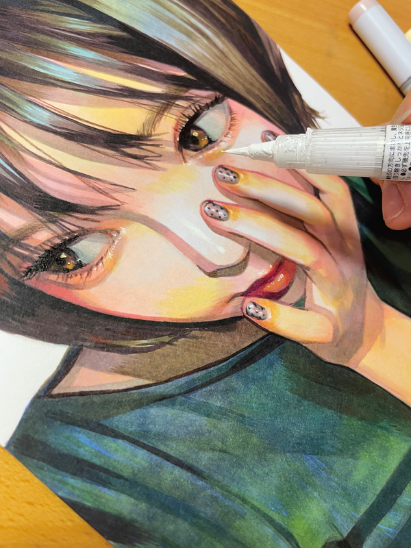 光の当たり方や肌の血色、髪の毛1本1本まで丁寧に描かれた細部へのこだわりが注目