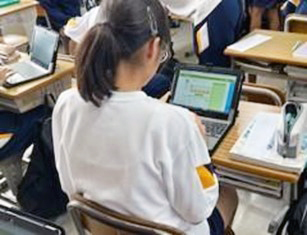 トライアル授業で学校教育向けの「あすけん」を利用する生徒