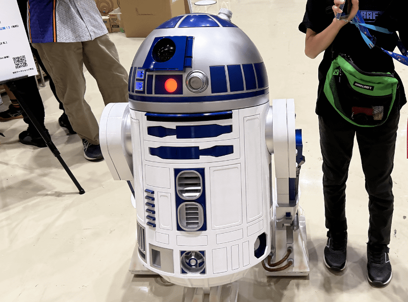 入場してすぐ、映画『スター・ウォーズ』に登場するドロイド「R2-D2」と遭遇！
