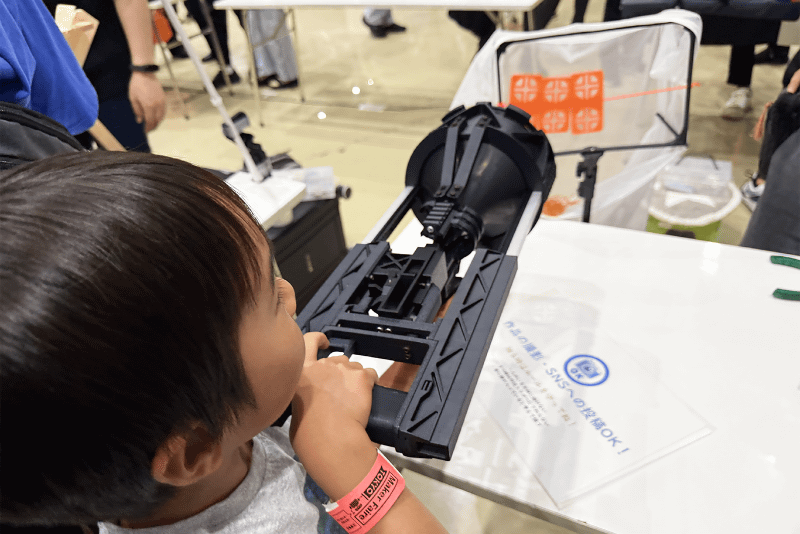 十束玩具の“本気”の輪ゴム鉄砲と空気砲には、多くの子供たちが吸い寄せられていた