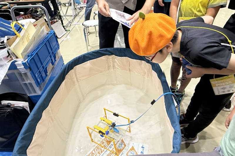 水中ロボットの操縦も体験