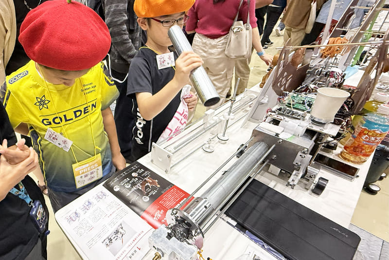 工事現場の足場パイプを精密加工したエアシリンダを、手に取って観察