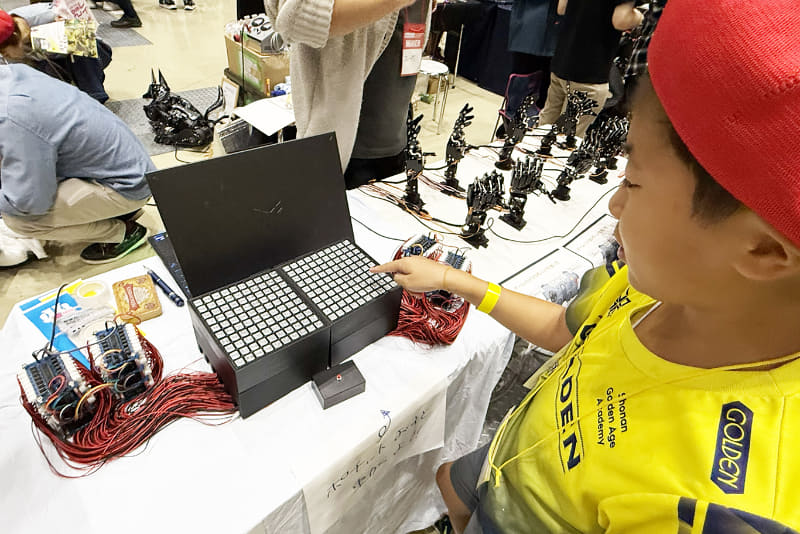 子供から大人まで、さわって遊べる大量のソレノイド