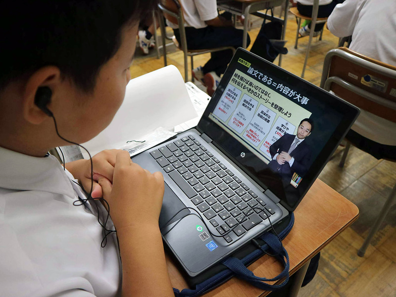 起業家による動画を視聴する高松中学校の生徒たち