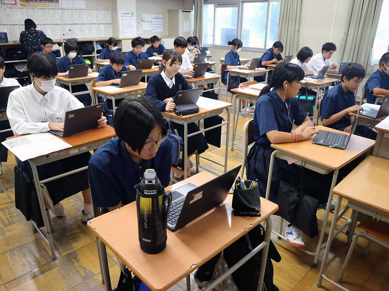 起業家による動画を視聴する高松中学校の生徒たち