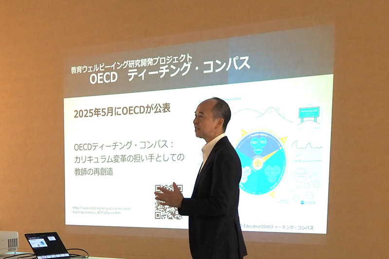 プロジェクトについて説明する荻上准教授