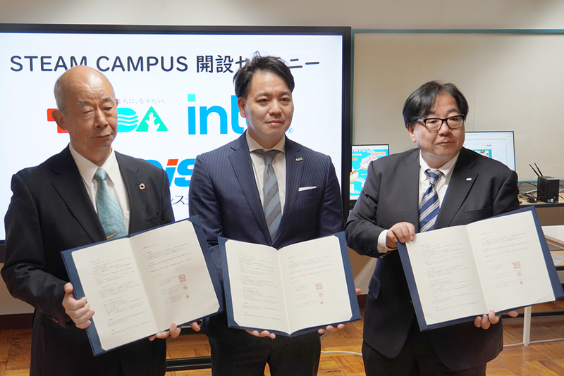 写真左より、戸田市教育委員会 教育長 戸ヶ﨑勤氏、インテル株式会社 代表取締役社長 大野誠氏、ダイワボウ情報システム株式会社 代表取締役社長 松本裕之氏