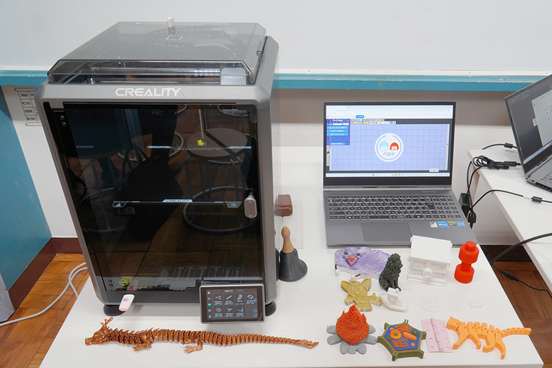 3Dプリンターと制御用のノートPC