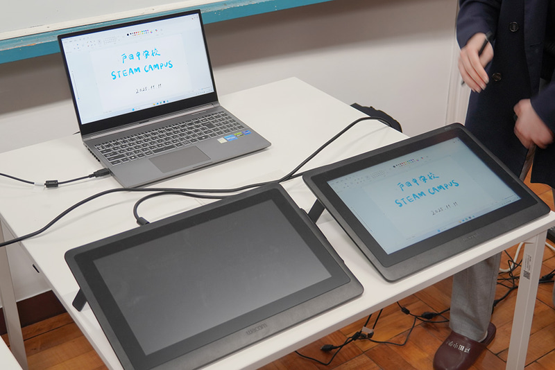 液晶ペンタブレットと制御用のノートPC