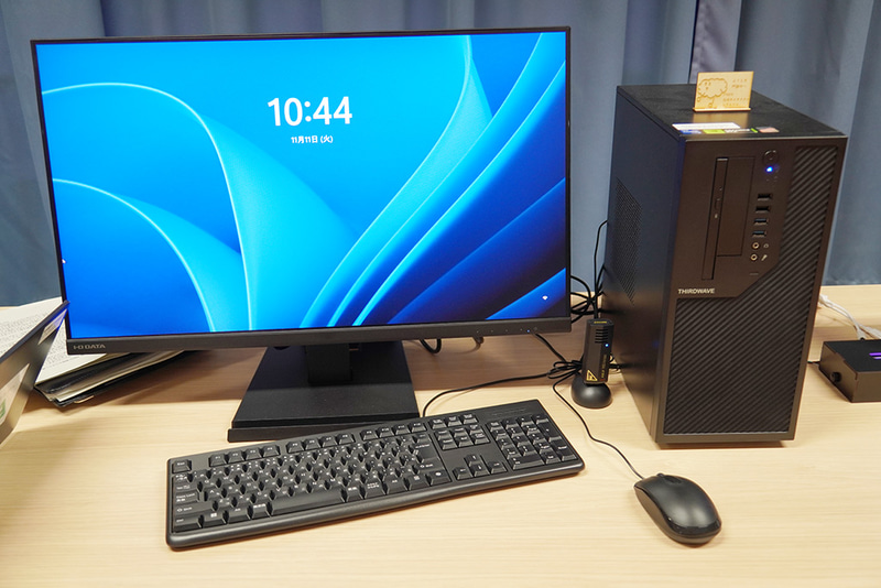 教員用デスクトップPCとモニター