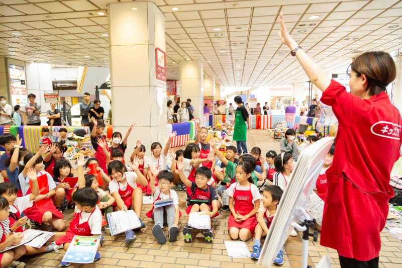 司会者が経済やお金の仕組みを子供たちにレクチャー