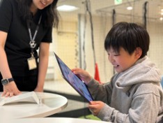 「エンジニア編」では、ドローンの構造を学びながら実際に組み立てて飛行の仕組みを学ぶ（出典：株式会社リソー教育グループ）