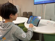 「エンジニア編」では、ドローンの構造を学びながら実際に組み立てて飛行の仕組みを学ぶ（出典：株式会社リソー教育グループ）