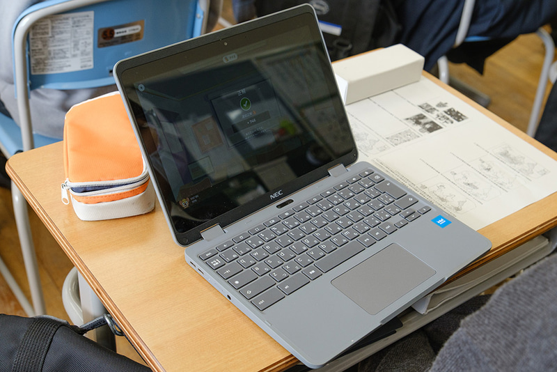 2025年度から採用した「NEC Chromebook Y4」。インテルプロセッサーN100/4GBメモリ/ストレージは32GBのeMMCを搭載