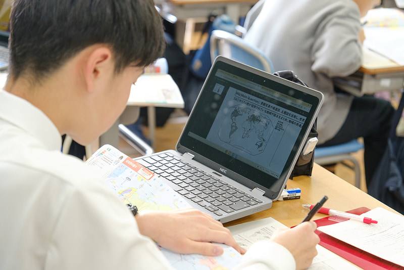 地図帳を見ながらプリントに記入
