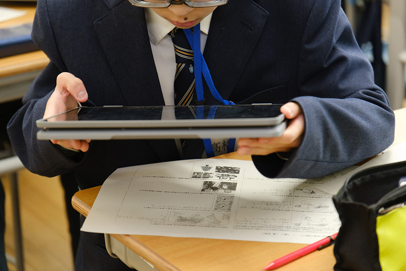 プリントに記載されたQRコードを読み取って、動画や海外企業の情報にアクセス