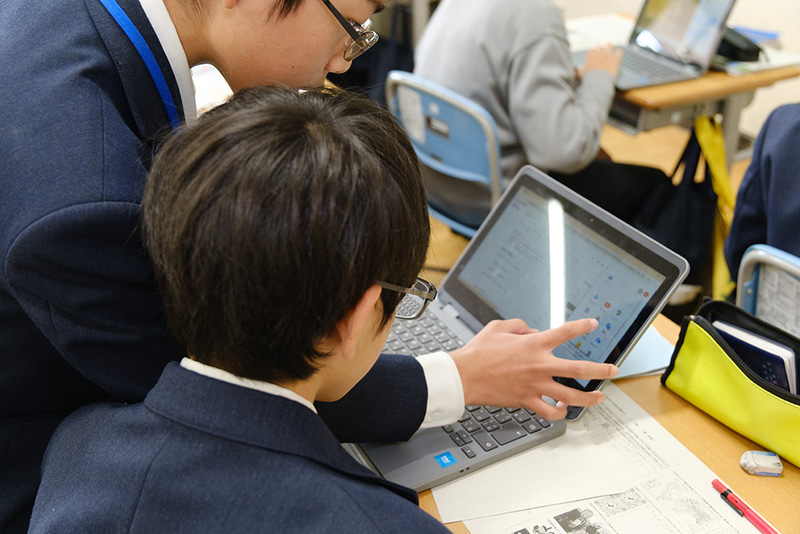 操作方法を教え合いながら学ぶ生徒たち
