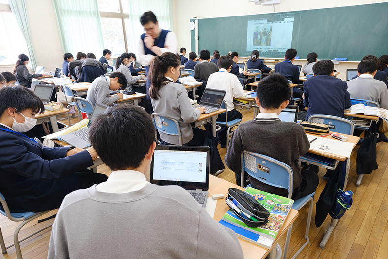 NEC Chromebook Y4を活用する中1地理の授業風景