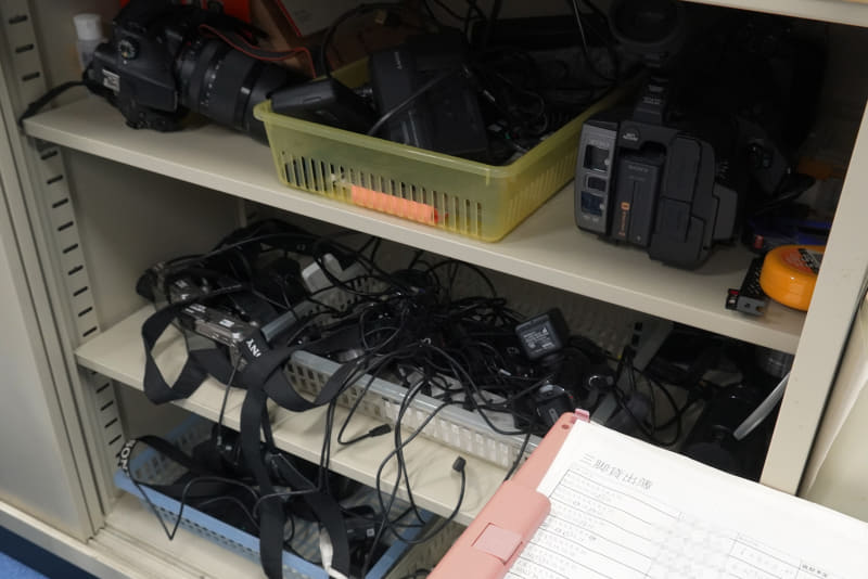 SONYのデジタルカメラや三脚がそろっており、貸出自由