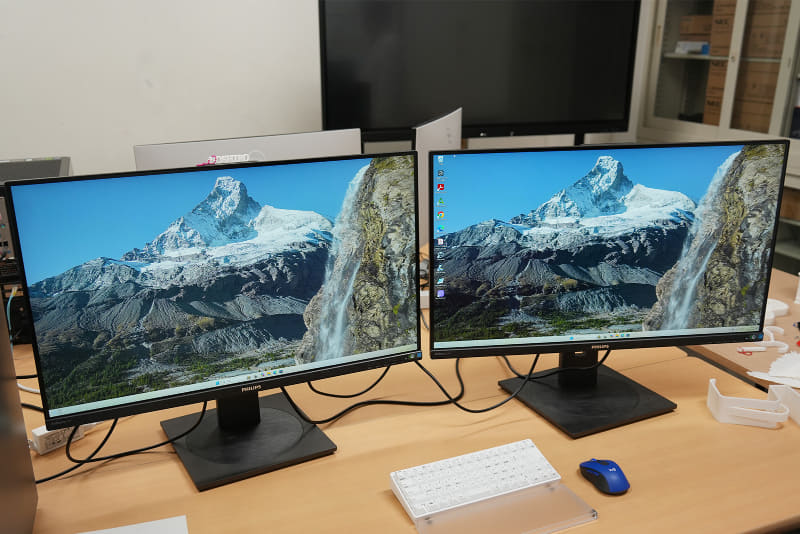 Philipsの31.5型4Kモニター「329P1H/11」が2台並ぶ