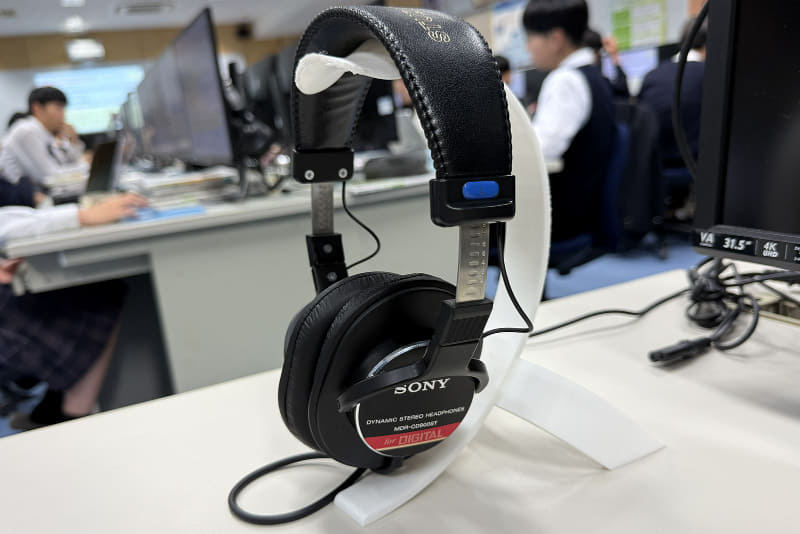 SONYのモニターヘッドフォン「MDR-CD900ST」。ヘッドフォンスタンドは、生徒が3Dプリンターで自作したもの