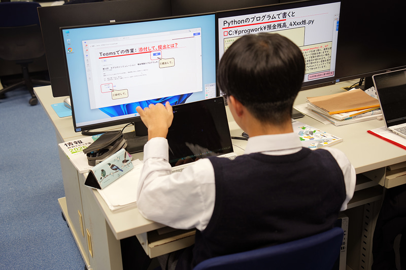 生徒は3つの画面（教員が提示した画面、個人利用のSurface、作業用PC）を使い分けながら学習