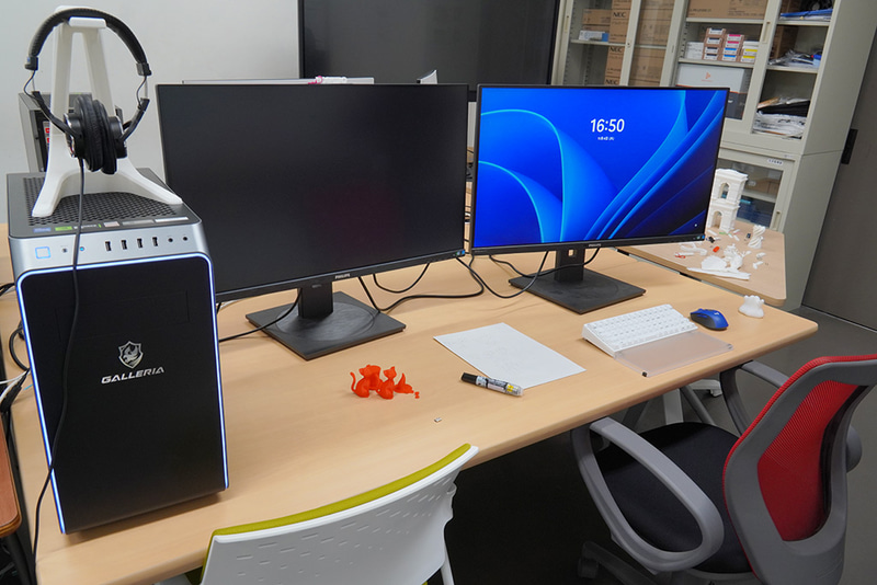 STEAMラボに整備された高性能PCとデュアル4Kモニター。これが4セット配置されている