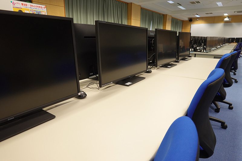 主に情報の授業が行われる「メディアラボ」（画像提供：三鷹中等教育学校）。教室後方に高性能PCを配置