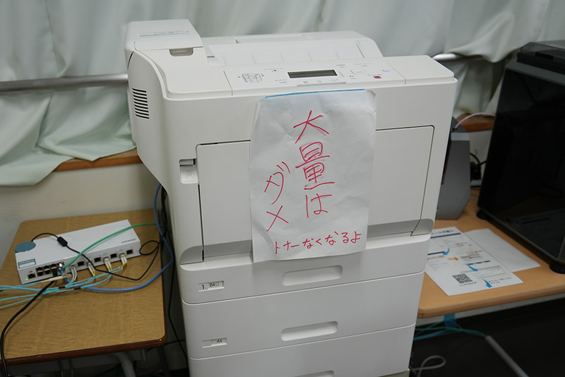 生徒が自由に使えるカラーレーザープリンター