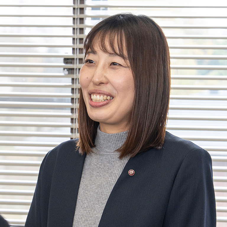 京都府教育庁指導部 教育DX推進課 推進係 兼 京都府デジタル学習支援センター 指導主事 井上明日香氏（左）・研究員 大町周平氏（右）