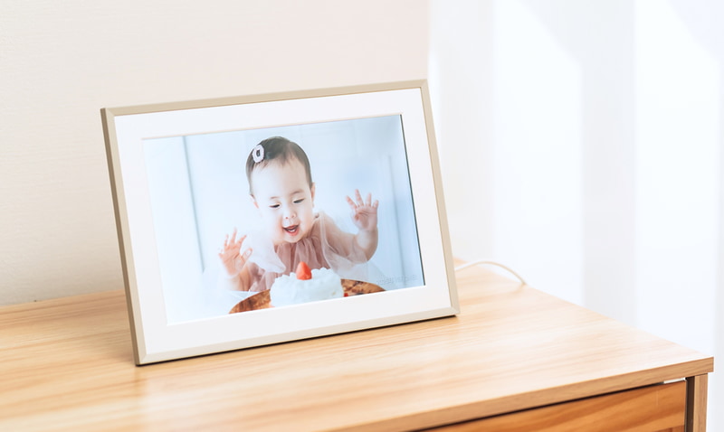 卓上設置と壁掛けの両方に対応（出典：株式会社MIXI）