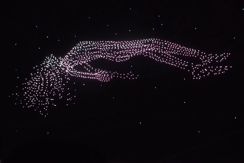 横たわる女性の姿も、通常よりも多いドローンを使ってより美しく表現されていた