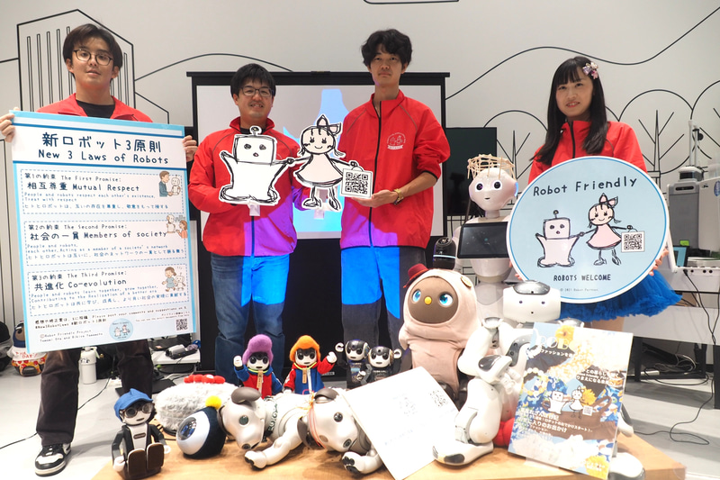 Robot Friendly プロジェクトのメンバーとロボットたち