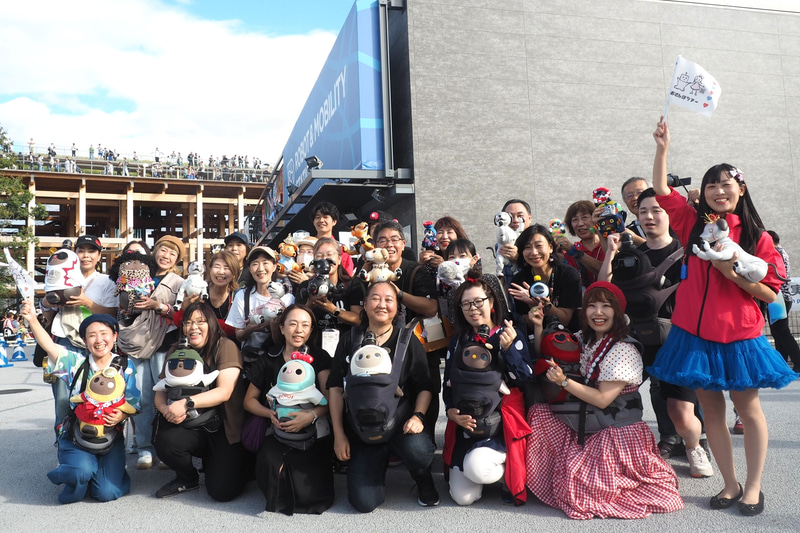 ロボフレおさんぽツアー。それぞれ自分のパートナーロボットを抱えている