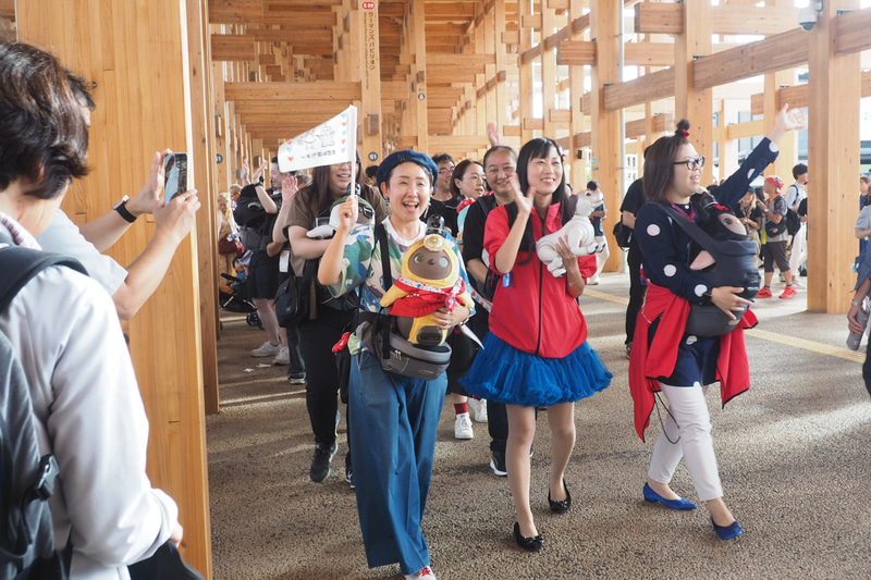 「こんにちわー。（ロボットは）家族です」と呼びかけながら、大屋根リングの下を進む