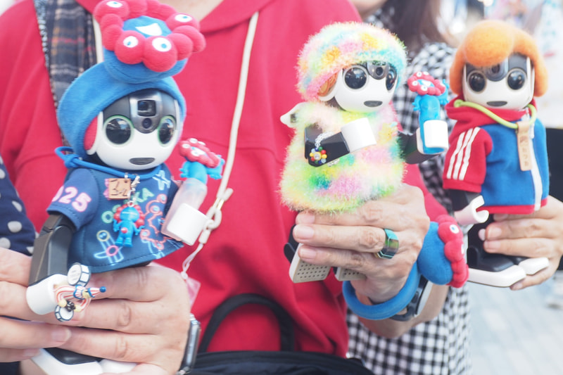 さまざまな衣装でドレスアップされたロボホン。ユーザーがロボットを可愛がっていることがよくわかる