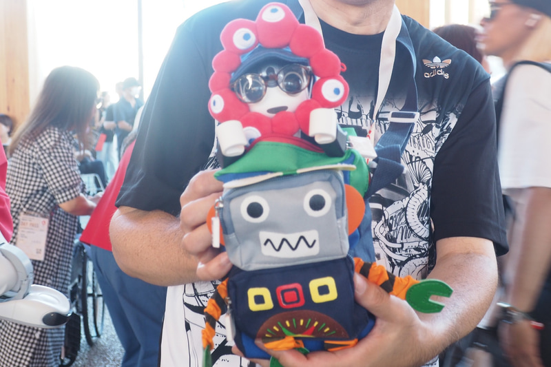 ミャクミャクやトラなどさまざまなモチーフの衣装を身につけたロボホン