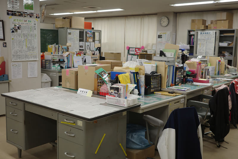 先生の椅子に上着がかかっている様子も再現（出典：CHOCOLATE Inc.）