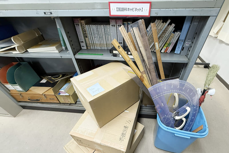 床のダンボールも忠実に再現。黒板用分度器はとある県の廃校に置かれていたもの（撮影：編集部）