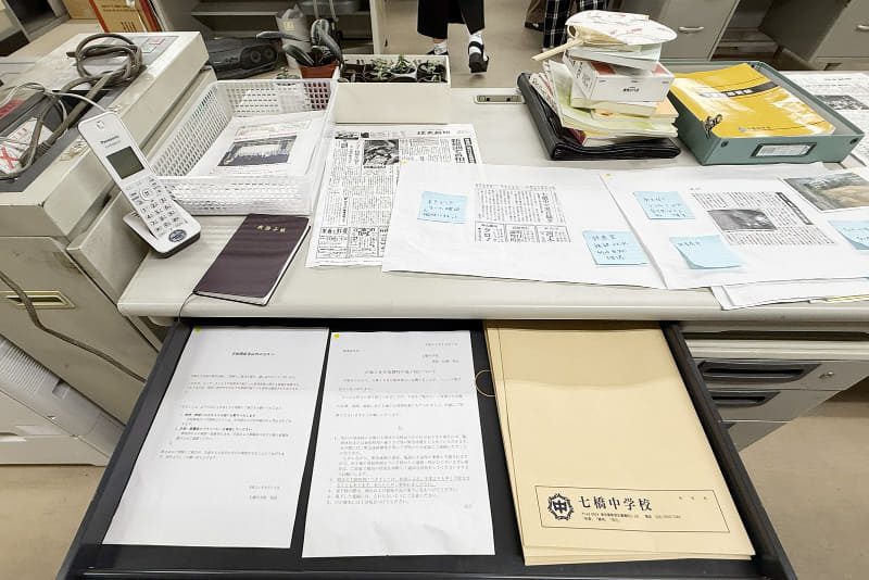 校長先生の机。引き出しを「勝手に開ける」背徳感を味わう（撮影：編集部）