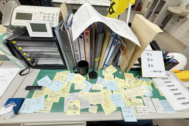 電話を取ることが多い教頭先生の机には、メモ書きの付箋がびっしりと貼られている（撮影：編集部）