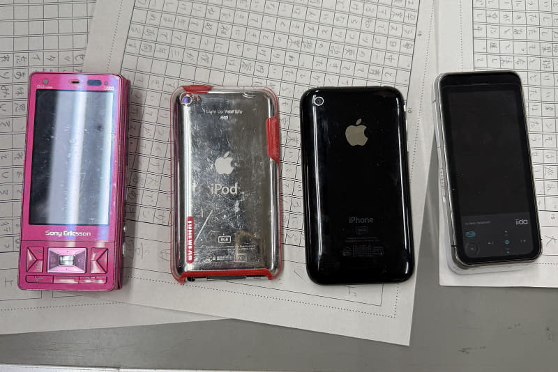 iPod nanoやiPhone、ソニー・エリクソン製のスライド式携帯電話も、没収品として並んでいた（撮影：編集部）