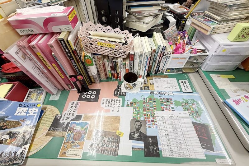 好きな色で統一されたファイルや、生徒から貰った寄せ書きが並ぶ（撮影：編集部）