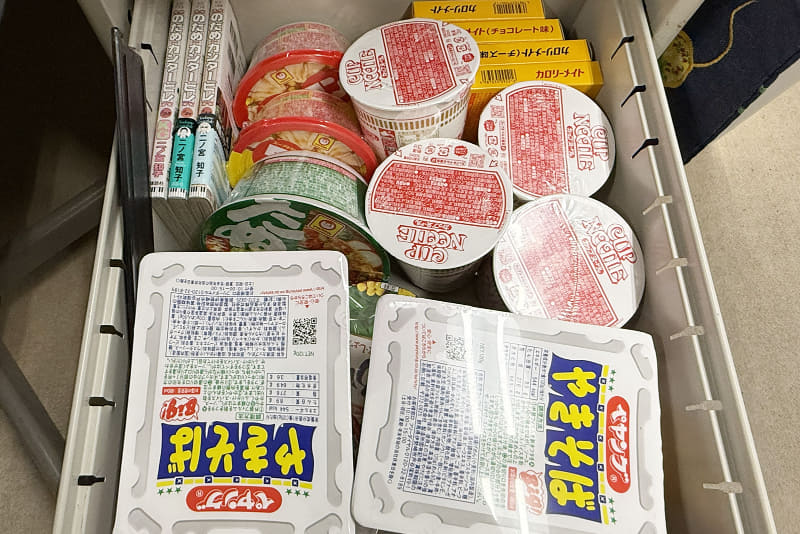 一番下の引き出しには大量のカップ麺をストック（撮影：編集部）